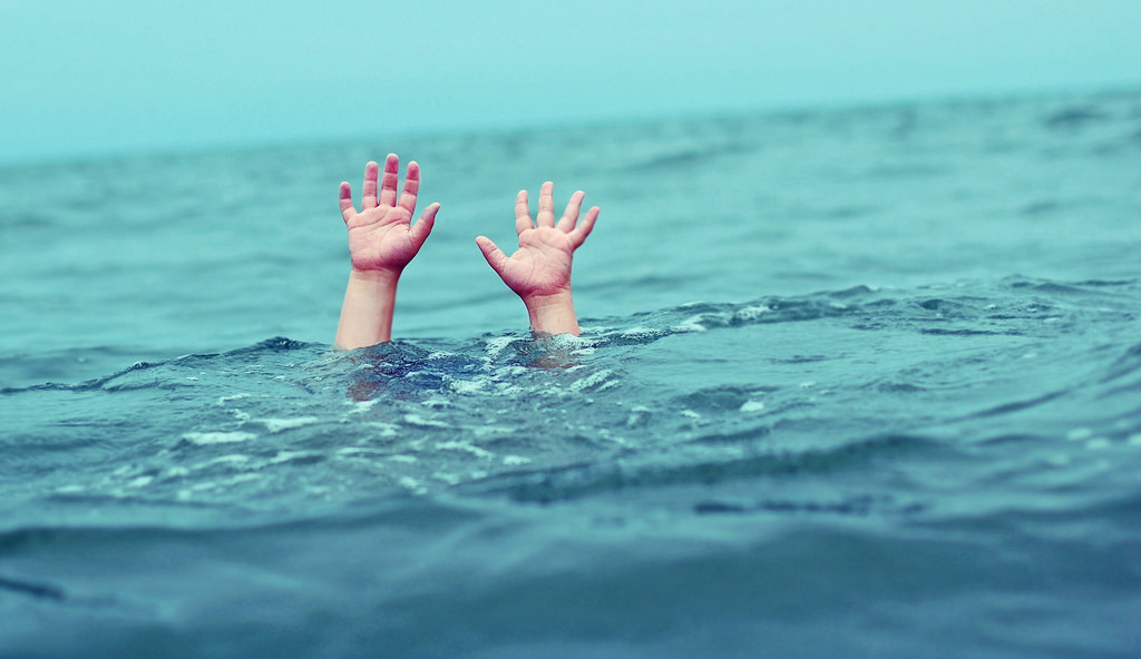 لە ئاودا نوقم بوون